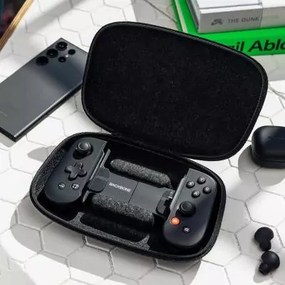 Étui de transport BACKBONE Noir pour manette Backbone One - Protection optimale Étui de transport BACKBONE Noir pour manette Backbone One - Protection optimale