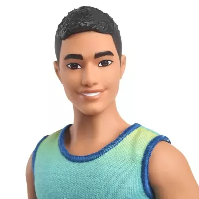 Poupée Ken Fashionistas avec débardeur dégradé et short en jean - 3 ans+