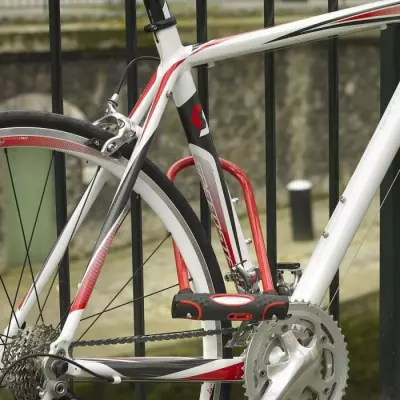 Antivol Vélo U Rouge Master Lock - Support Universel