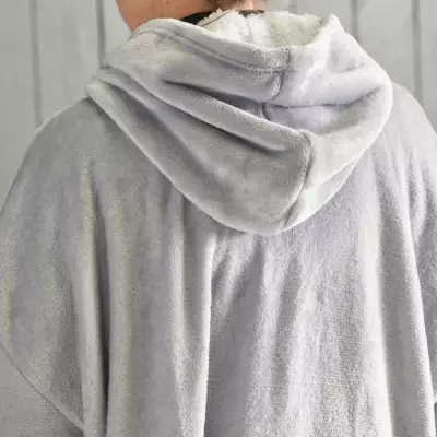 Plaid polaire gris - Manches longues et poche - 70 x 87 cm
