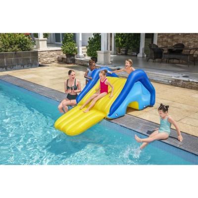 Toboggan gonflable géant pour piscine - Amusement assuré!