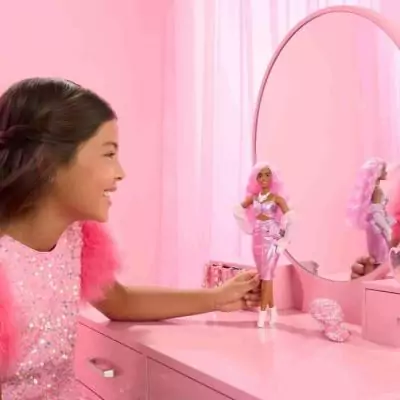 Poupée Barbie Deluxe Style en Robe Rose Brillante - Longueur 34cm - Largeur 21cm - Hauteur 9cm