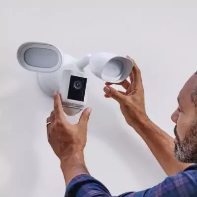Caméra de Surveillance RING Spotlight Pro Câblée Blanc - Compacte et Performante