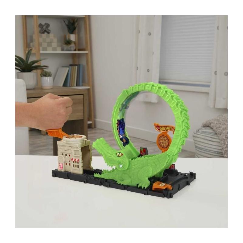 Course effrénée avec le circuit Voiture Hot Wheels - Attaque de l'Alligator!