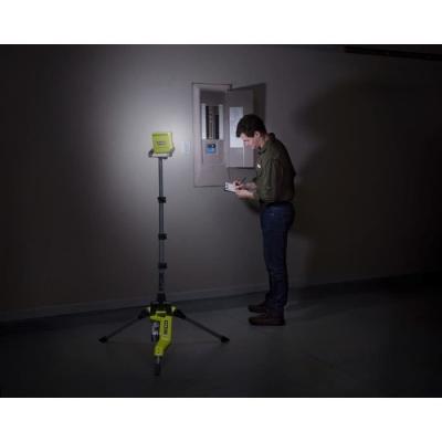 Projecteur LED sur trépied 18V ONE+ RYOBI - Éclairage puissant ajustable