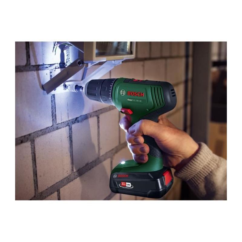 Perceuse-visseuse Bosch - UniversalDrill 18 avec 2 batteries et 241 accessoires