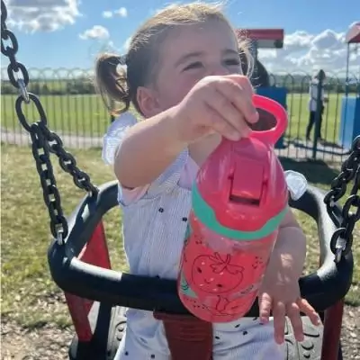 Lot de 2 gourdes NUBY - Incredible Gulp - 360 ml - Fraises Lot de 2 gourdes NUBY - Incredible Gulp - 360 ml - Fraises