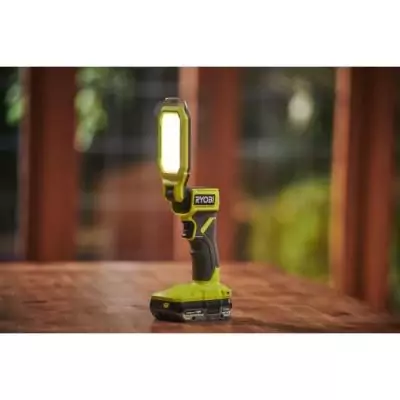 Lanterne LED compacte RYOBI 18V - 3 intensités: 800/400/100 Lumens Lanterne LED compacte RYOBI 18V - 3 intensités: 800/400/100 Lumens