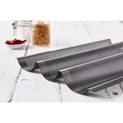 Plaque de cuisson perforée - BIRKMANN - EASY BAKING - Acier carbone - Anti adhésif - Pour 3 baguettes - 39,5 x 29,5 x 4,5 cm Plaque de cuisson perforée - BIRKMANN - EASY BAKING - Acier carbone - Anti adhésif - Pour 3 baguettes - 39,5 x 29,5 x 4,5 cm